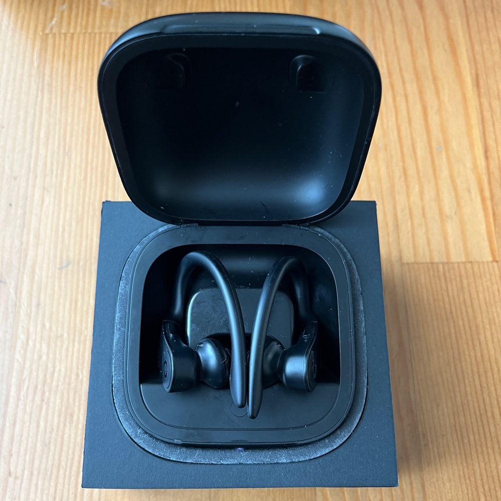 Beats by Dre Powerbeats Pro. Black